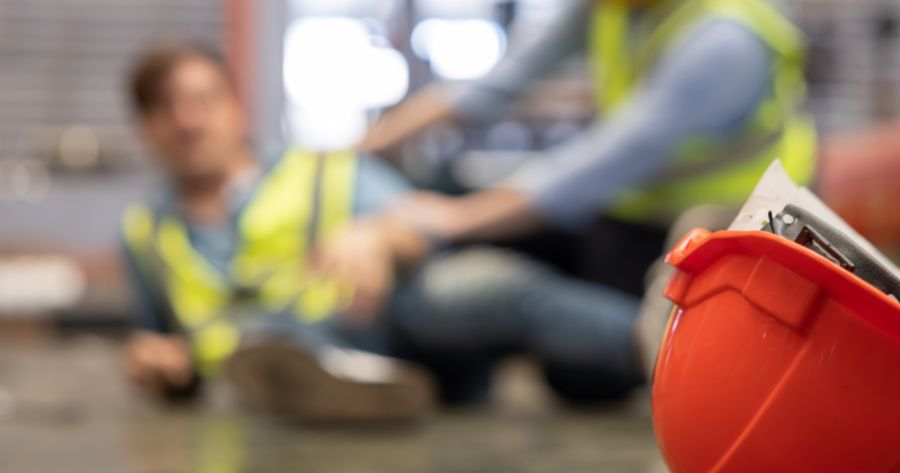 trabajador-lesion-casco-seguridad.jpg